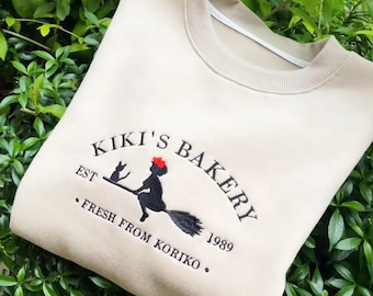 Maglietta ricamata Kiki's Bakery, maglione ricamato per amanti degli anime, felpa con cappuccio Kiki's Delivery Service, regalo per fan dello Studio Ghilbi, abito giapponese