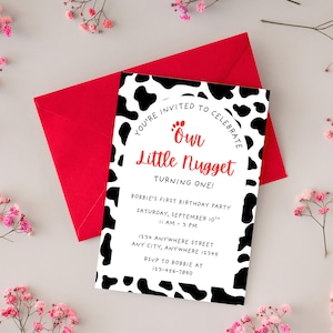 Puede incluir: Una invitación de cumpleaños con un borde de estampado de vaca y el texto "Our Little Nugget Turning One!" en rojo. La invitación está sobre un fondo blanco y va acompañada de un sobre rojo. La invitación incluye detalles de la fiesta.