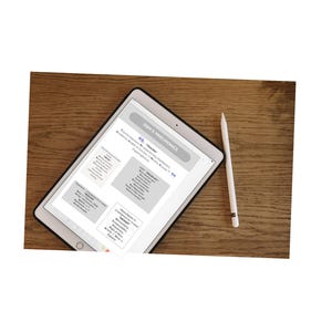 Może przedstawiać: Cyfrowy tablet z czarną ramką wyświetla dokument zatytułowany "DSM-5 Mnemonic". Biały rysik spoczywa obok tabletu na drewnianej powierzchni. Dokument zawiera tekst i diagramy w kolorze czarnym i szarym.
