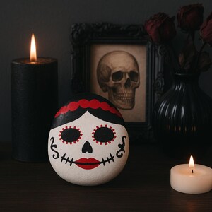 Handgeschilderde suikerschedelrots – op de dag van de doden geïnspireerde kunst | Gotisch huisdecor, halloweenornament, uniek cadeau, Dia de los Muertos