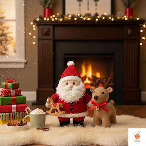 Puede incluir: Una escena navideña con un Papá Noel de punto sosteniendo un caballito balancín y un reno con un lazo rojo. Regalos envueltos, una taza de chocolate caliente y una chimenea crean un ambiente festivo. Todo sobre una alfombra.