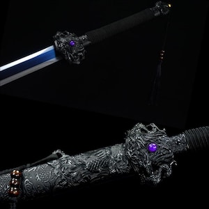 Può includere: Una spada nera con una lama blu e dettagli intricati a tema drago. L'elsa presenta una gemma viola e un nappa nera. Il design della spada è ornato e dettagliato.