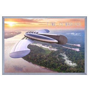 Könnte beinhalten: Gerahmter Druck mit einem futuristischen Flugzeug, das über einer üppigen, grünen Landschaft fliegt. Das Flugzeug hat ein schlankes, silbernes Design mit geschwungenen Flügeln und einem zentralen Körper. Der Text "TIME IS MAGICAL" ist oben im Bild vor einem Sonnenuntergang zu sehen.