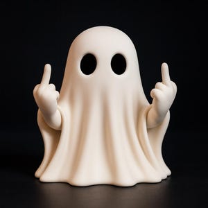 Könnte beinhalten: Cremefarbene Geisterfigur mit schwarzen Augenlöchern und erhobenen Armen, wobei jede Hand den Mittelfinger zeigt. Der Geist ist in einer tuchartigen Form drapiert, vor schwarzem Hintergrund.