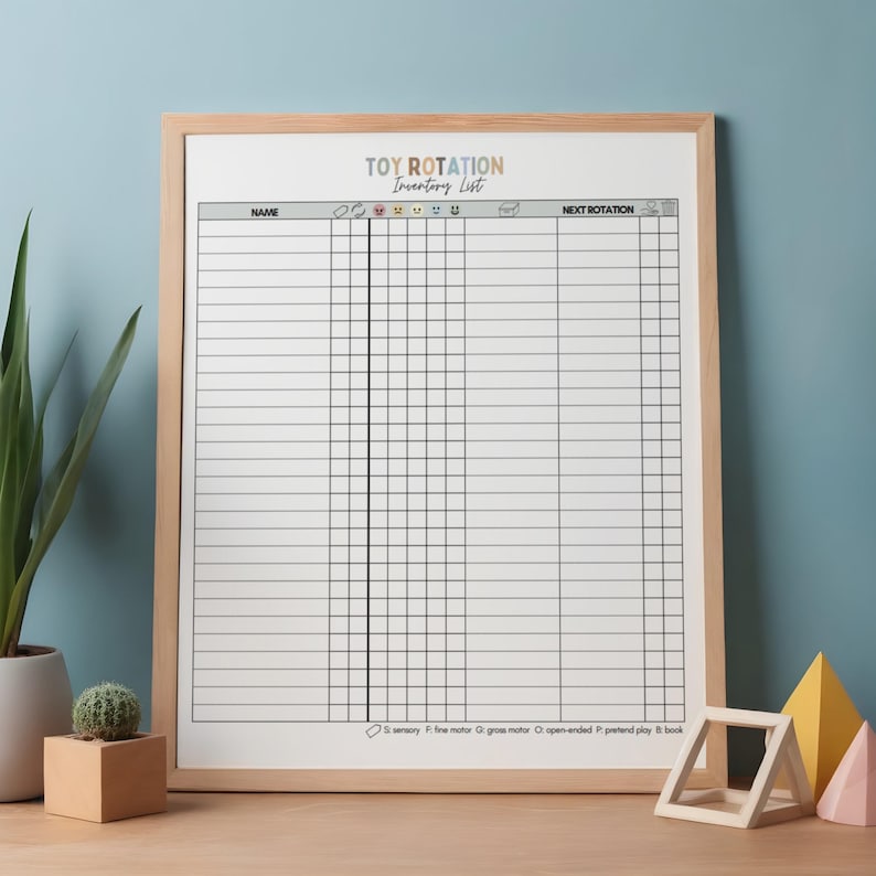 Pu&ograve; includere: Un foglio incorniciato con una griglia per un elenco di inventario dei giocattoli. Il testo "TOY ROTATION Inventory List" &egrave; in alto. La cornice &egrave; marrone chiaro. L'elenco include colonne per nome, sensoriale, motricit&agrave; fine, motricit&agrave; globale, gioco libero, gioco di ruolo e libro.