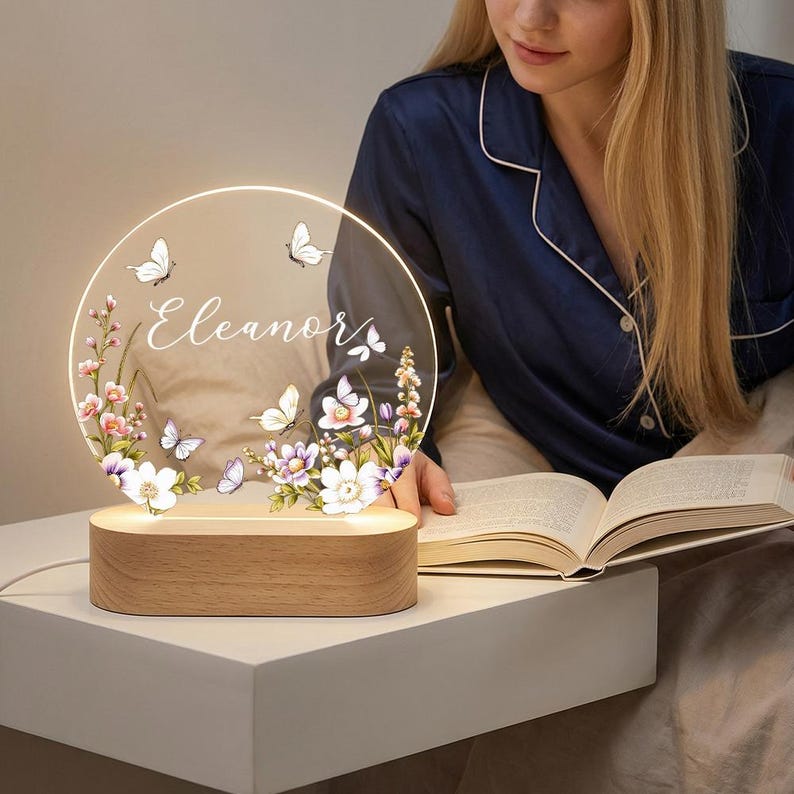 Spersonalizowana akrylowa lampka nocna z imieniem i motylami i kwiatami polnymi, lampa LED z drewnianą podstawą, niestandardowa dekoracja do pokoju dziecięcego, prezent na noc dla dziewczynek zdjęcie 2