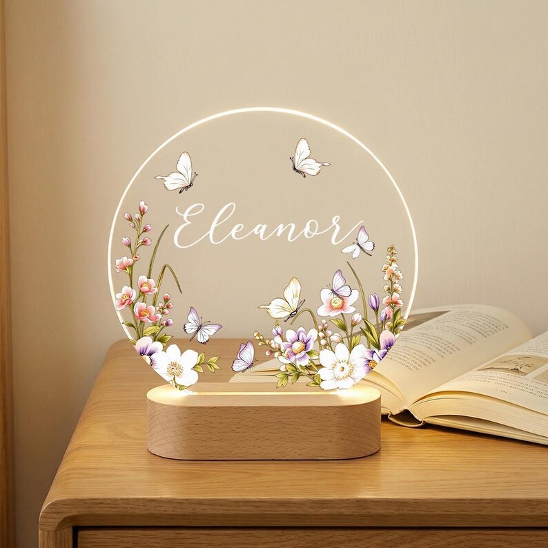 Spersonalizowana akrylowa lampka nocna z imieniem i motylami i kwiatami polnymi, lampa LED z drewnianą podstawą, niestandardowa dekoracja do pokoju dziecięcego, prezent na noc dla dziewczynek zdjęcie 4