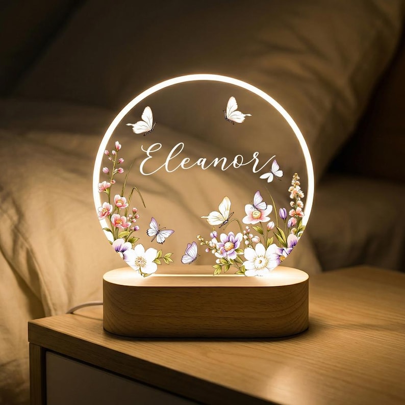 Spersonalizowana akrylowa lampka nocna z imieniem i motylami i kwiatami polnymi, lampa LED z drewnianą podstawą, niestandardowa dekoracja do pokoju dziecięcego, prezent na noc dla dziewczynek zdjęcie 8