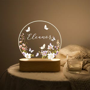 Spersonalizowana akrylowa lampka nocna z imieniem i motylami i kwiatami polnymi, lampa LED z drewnianą podstawą, niestandardowa dekoracja do pokoju dziecięcego, prezent na noc dla dziewczynek zdjęcie 9