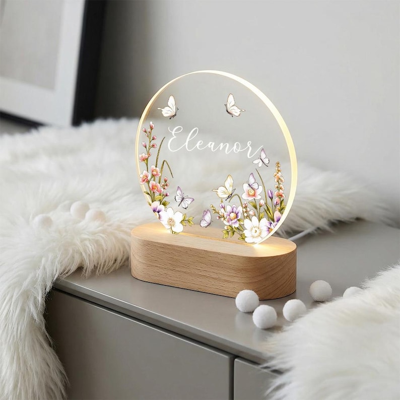 Spersonalizowana akrylowa lampka nocna z imieniem i motylami i kwiatami polnymi, lampa LED z drewnianą podstawą, niestandardowa dekoracja do pokoju dziecięcego, prezent na noc dla dziewczynek zdjęcie 7