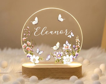 Veilleuse prénom acrylique personnalisée avec papillons et fleurs sauvages, lampe LED avec socle en bois, décoration de chambre d'enfant personnalisée, cadeau de chevet pour chambre de fille