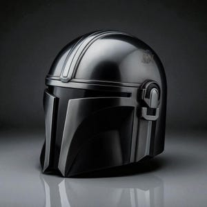 以下が含まれることがあります： メタリックシルバーとブラックのマンダロリアンヘルメット。ヘルメットは、T字型のバイザーと詳細なアクセントを備えた、洗練された曲線的なデザインです。ヘルメットは、スターウォーズシリーズのキャラクターが着用しているもののレプリカです。