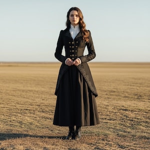Könnte beinhalten: Ein schwarzes Mantelkleid mit goldenen Knöpfen und aufwendigen Details. Der langärmlige Mantel hat einen hohen Kragen und wird mit einem langen, fließenden Rock kombiniert. Das Outfit wird mit schwarzen Stiefeln abgerundet und schafft eine viktorianisch inspirierte Ästhetik.
