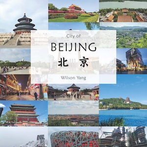 Peut inclure: Couverture de guide de voyage avec un collage de monuments de Pékin. La couverture comprend des images du Temple du Ciel, de la Grande Muraille et du stade du Nid d'Oiseau. Le texte comprend "CHINA TRAVEL" et "City of BEIJING".