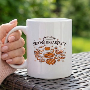 Tazza in ceramica bianca con citazione SECONDA COLAZIONE, illustrazione della colazione degli hobbit, tazza da tè e caffè da 11 once per la cucina nerd dell'ufficio domestico