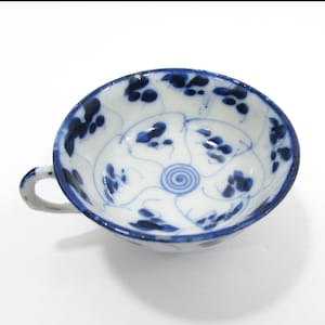 Antique Chinese Export porcelain tea cup blue white spiral late 1800s