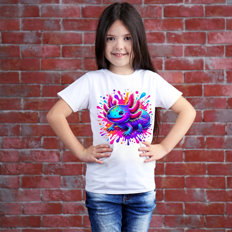 Pu&ograve; includere: T-shirt bianca con un colorato design di axolotl. L'axolotl &egrave; raffigurato in tonalit&agrave; blu, viola e rosa, circondato da uno spruzzo di colori vivaci. La maglietta &egrave; in stile girocollo classico.