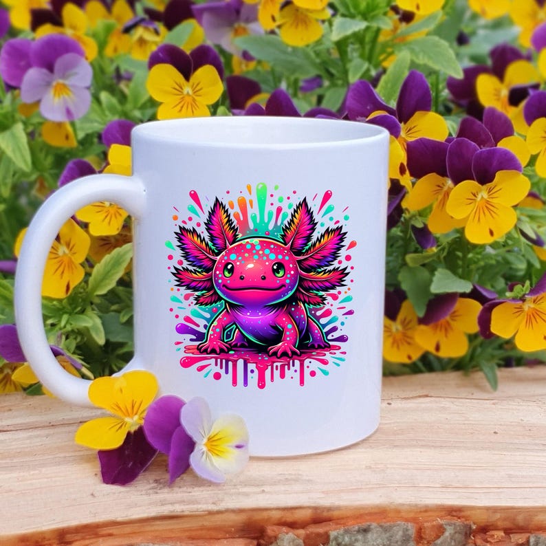Pu&ograve; includere: Tazza in ceramica bianca con un'illustrazione colorata di un axolotl. L'axolotl &egrave; raffigurato in tonalit&agrave; di rosa, viola e blu, con vivaci spruzzi di colore intorno. La tazza ha un manico curvo ed &egrave; circondata da fiori gialli e viola.
