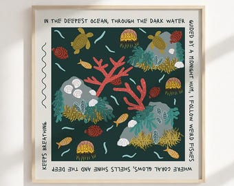 Könnte beinhalten: Gerahmter Kunstdruck mit einer Unterwasserszene mit Korallen, Muscheln und Fischen. Das Kunstwerk enthält den Text "In the deepest ocean, through the dark water" und "Where coral glows, shells shine and the deep".