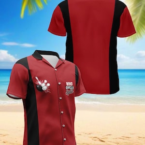 Könnte beinhalten: Rotes Bowlinghemd mit schwarzen Seitenteilen und Kragen. Das Hemd zeigt eine Bowlingkegel- und Kugelgrafik mit dem Text "WHO GIVES A SPLIT". Das Hemd ist mit Knöpfen versehen und hat kurze Ärmel.