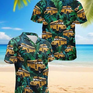 Puede incluir: Dos camisas de manga corta con botones con estampado tropical. Las camisas presentan un patrón de autobuses escolares amarillos sobre un fondo verde oscuro de hojas tropicales. El fondo incluye una playa con arena, océano y palmeras.
