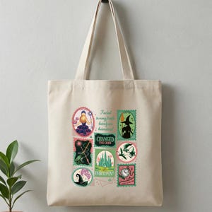 Peut inclure: Sac fourre-tout beige avec une collection de motifs de timbres-poste fantaisistes. Les timbres présentent des illustrations de sorcières, de châteaux et d'éléments magiques dans des tons de vert, rose et violet. Le texte sur les timbres est dans une police stylisée.