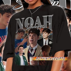 Könnte beinhalten: Schwarzes T-Shirt mit einer Collage von Bildern von Noah Schnapp. Das Shirt trägt den Namen "Noah Schnapp" in einem Vintage-Schriftstil. Der Text "ROYVINTAGEGIFTS" ist ebenfalls auf dem Shirt zu sehen.