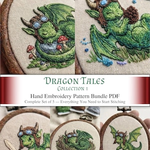 Op de afbeelding: Een collectie van vijf handborduurpatronen met groene draken die een vliegeniersbril dragen. De ontwerpen tonen draken met paddenstoelen, een dennenappel, een zwaard en slapend in een nest, allemaal gepresenteerd in houten borduurringen.