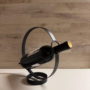 Weinhalter für Küchentische aus schwarzem Metall