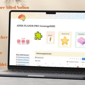 Könnte beinhalten: Ein Laptop mit einer digitalen Planer-Oberfläche mit der Aufschrift "ADHS-PLANER PRO". Der Bildschirm zeigt verschiedene Bereiche, darunter einen Stimmungstracker, einen Fitnesstracker und ein Dopamin-Menü. Der Laptop steht auf einer hellen Oberfläche.