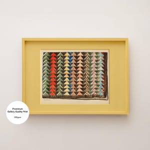 Könnte beinhalten: Ein gerahmter Druck in einem gelben Rahmen. Das Kunstwerk zeigt ein geometrisches Muster aus Dreiecken in Rot, Grün, Blau und Rosa. Der Druck ist mit "Premiimum Gallery Quality Print" und "240gsm" beschriftet.