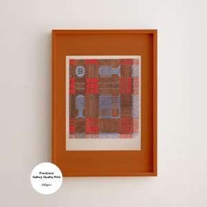 Könnte beinhalten: Ein abstrakter Druck in einem orangefarbenen Rahmen. Das Kunstwerk zeigt ein geometrisches Design mit braunen, roten und blauen Formen. Der Druck ist mit "Premium Gallery Quality Print" und "240gsm" gekennzeichnet.