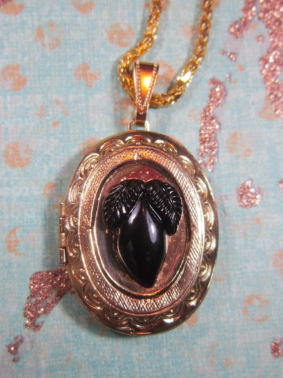 vintage engraved gold Gem