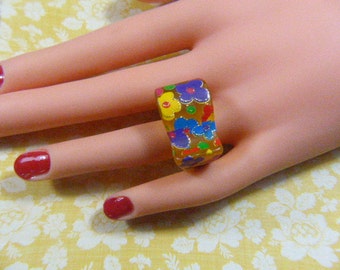 RARE - Vintage 1967 London Lucite Hand Painted Hippie Flower Ring - Size 7 - R-480 - Hand Painted Ring - London Lucite Ring - Flower Ring