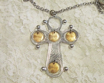 Croix d’argent vintage avec médaillons en or et médailles religieuses sur une chaîne en argent - N-511