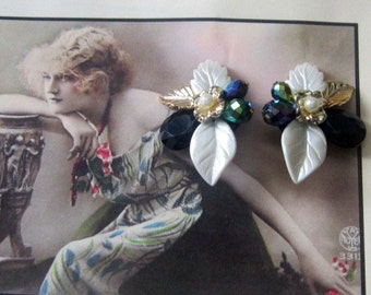 Flor vintage con perlas y pendientes de clip de lápiz de imitación negro-único