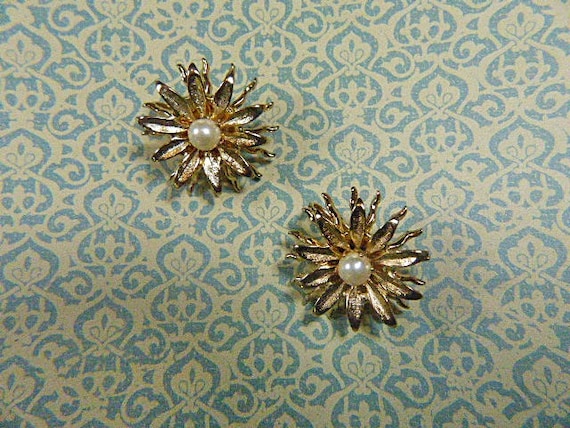 Vintage Gold and Pearl Flower Earrings - V-EAR-60… - image 1