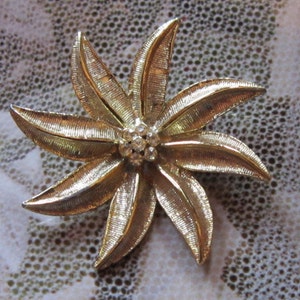 Vintage Broche de flores de oro con pedrería - Alfiler de flores - Broche floral - Broche de flores - Broche de oro - Pasador de oro - Pasador de flor de oro