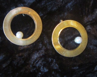 Vintage Pair of Circle Brooches With Pearl