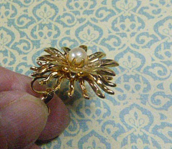 Vintage Gold and Pearl Flower Earrings - V-EAR-60… - image 3