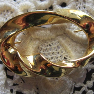 Vintage Gold Oval Brooch