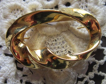 Vintage Gold Oval Brooch