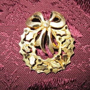 Vintage Gold Wreath Brooch