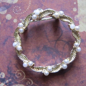 Vintage Gold Wreath Brooch With Pearl Accents Signed GERRYS