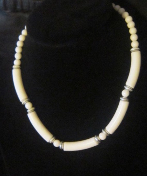 VINTAGE White Bead Necklace - White Beaded Necklac