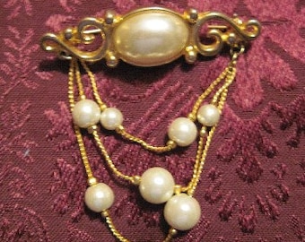 Broche Vintage Plaqué Or - Motif Feuillage Et Perle Blanche, État Impeccable