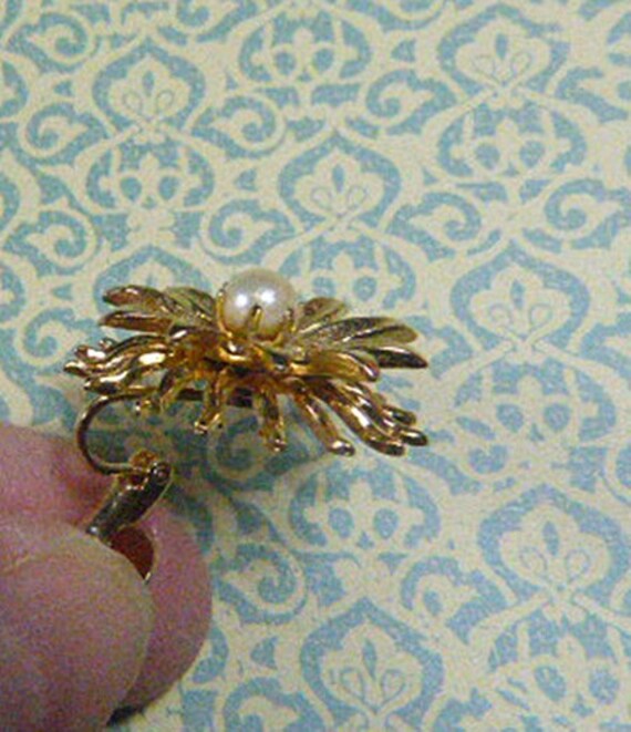 Vintage Gold and Pearl Flower Earrings - V-EAR-60… - image 4