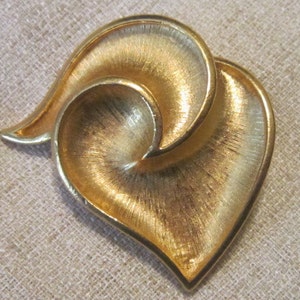 Vintage Gold Swirl Brooch
