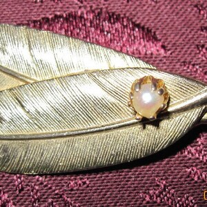 VINTAGE Feather Brooch With Pearl
