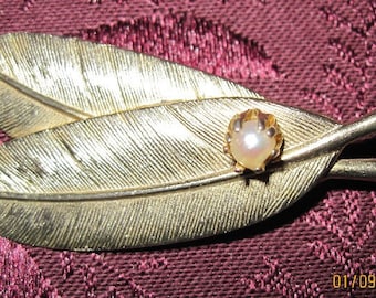 VINTAGE Feather Brooch With Pearl